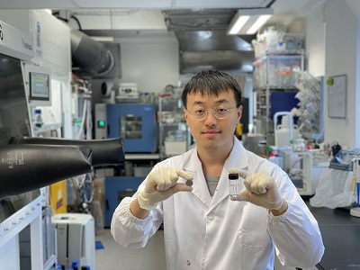   
		The first author Dong Dejian, a PhD student in CUHK’s Department of Mechanical and Automation Engineering, shows the prototype of the zinc ion batteries using highly concentrated zinc acetate electrolyte.	 
